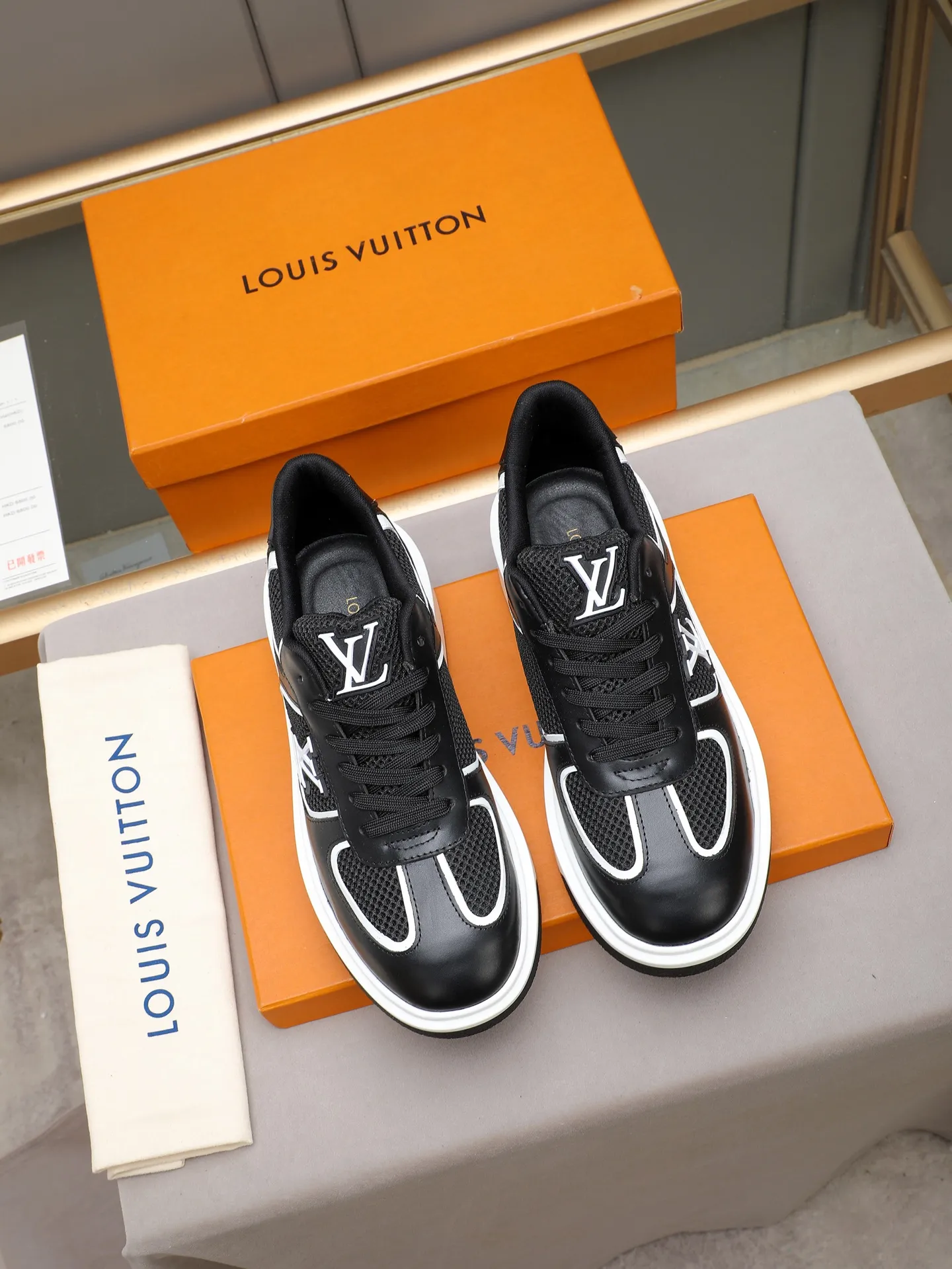 Men's shoes 💰460 New men's shoes LV fashion trend Made of first-layer calfskin➕breathable mesh lining! The foot feels super comfortable and the workmanship is impeccable. Foam ultra-light outsole, size: 38-44 (45 customized) 2 colors to choose from!